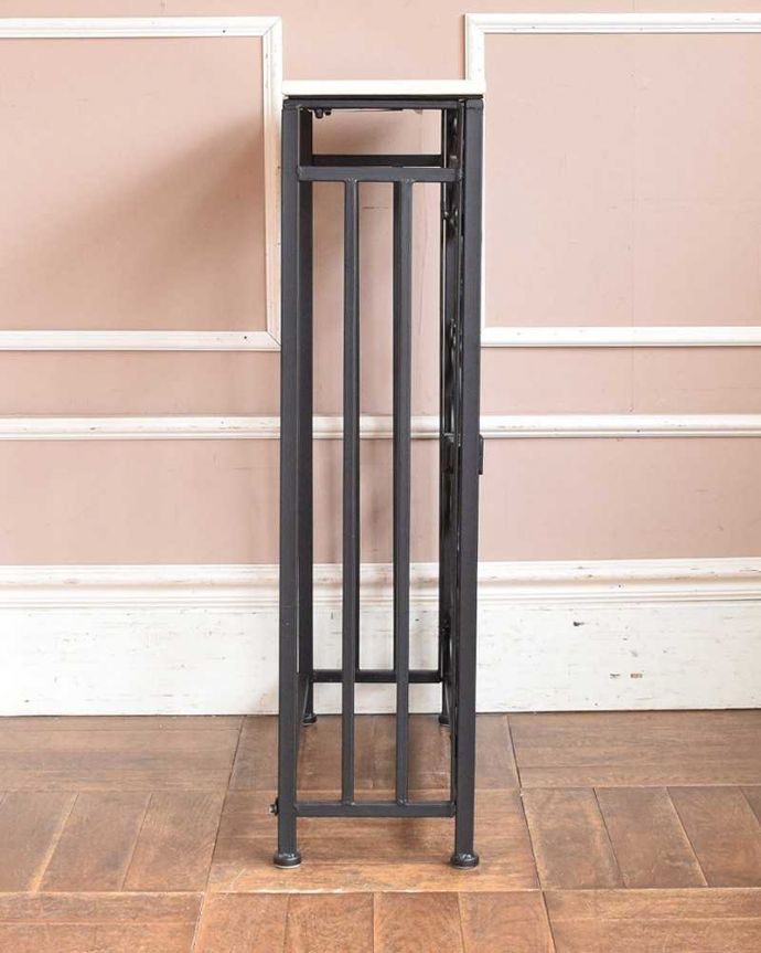 アンティーク風のテーブル、大理石天板✕アイアンのおしゃれな