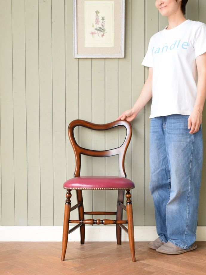 アンティーク調のバルーンバックチェア、マホガニー材の英国