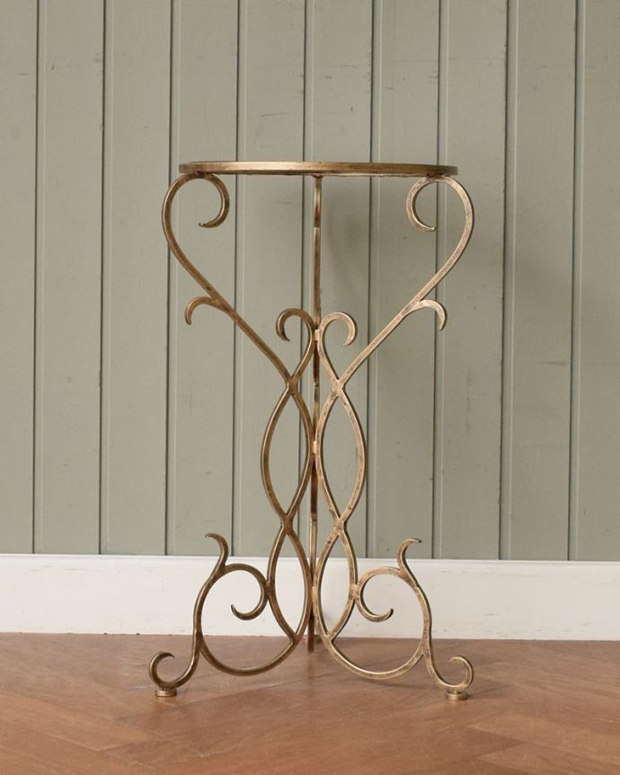 アイアンの曲線が美しい、アンティーク風のガラス天板のサイドテーブル