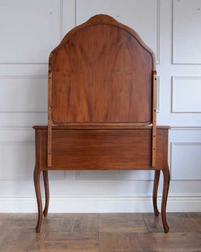 アンティーク風のドレッサー、猫脚のカブリオルレッグが美しい家具(y