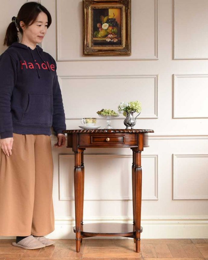 アンティーク風の優雅な家具、引き出し付きの英国風サイドテーブル (y