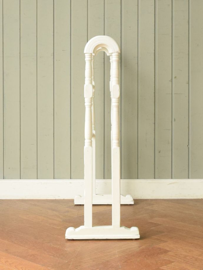 フランスのアンティーク家具、シャビーシックな雰囲気の白いタオル