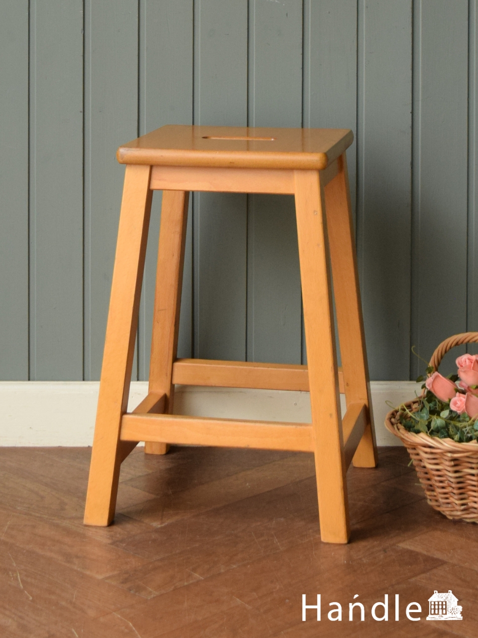 イギリスから到着したアンティークスツール、ツイストが美しいフット