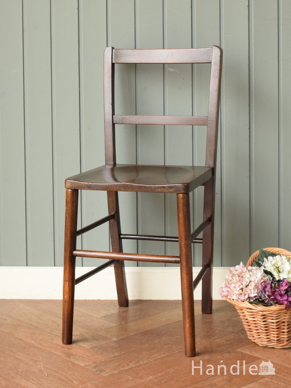 ほっこりぬくもりあるアンティークの椅子、木製の可愛いスクールチェア