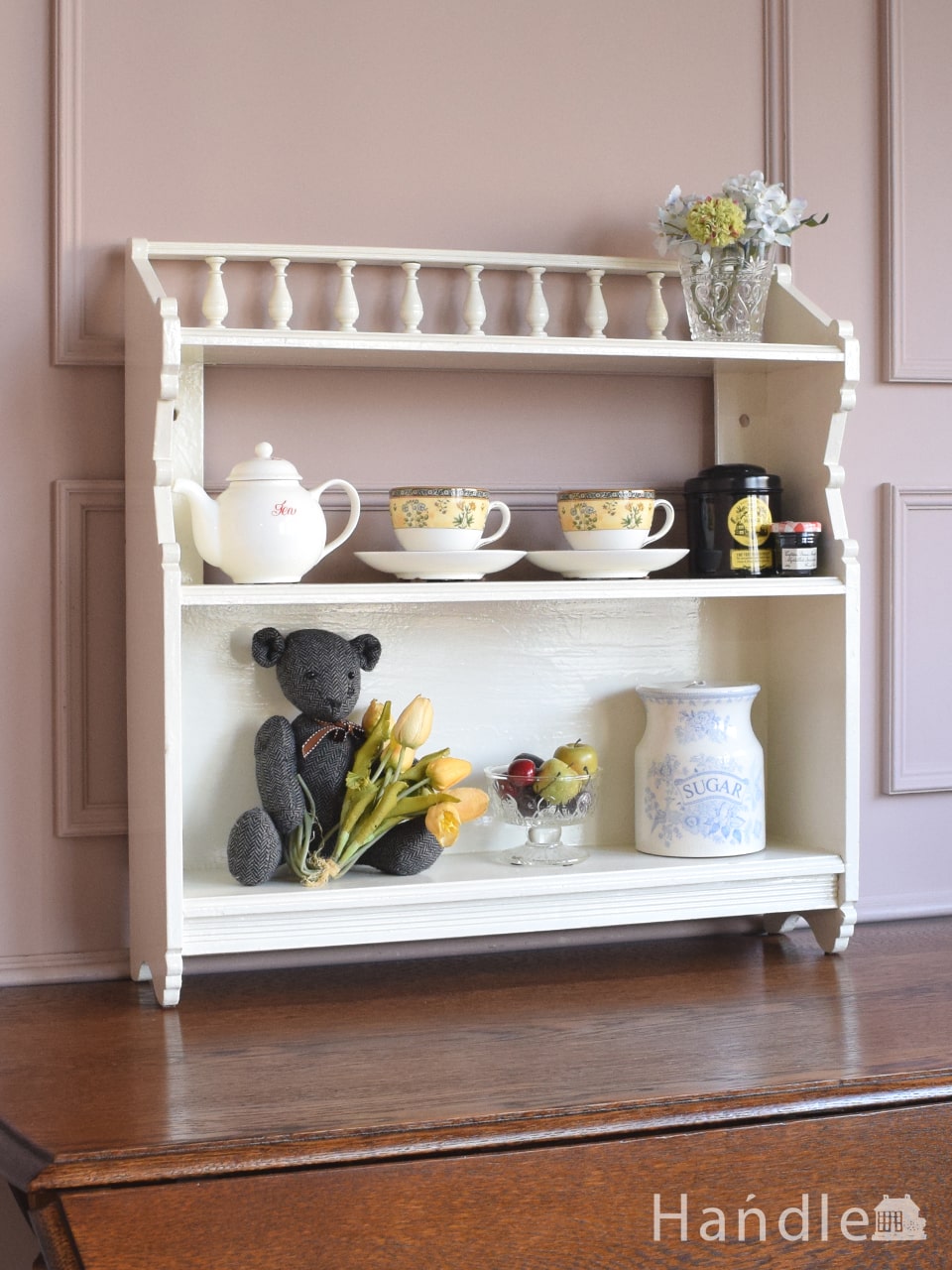 フランスから届いた白いアンティークの棚、シャビーシックなウォール