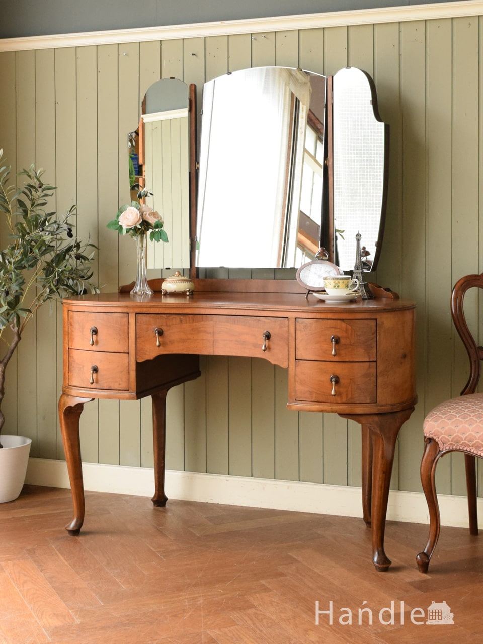イギリスから届いたアンティークの家具、三面鏡のドレッシングテーブル