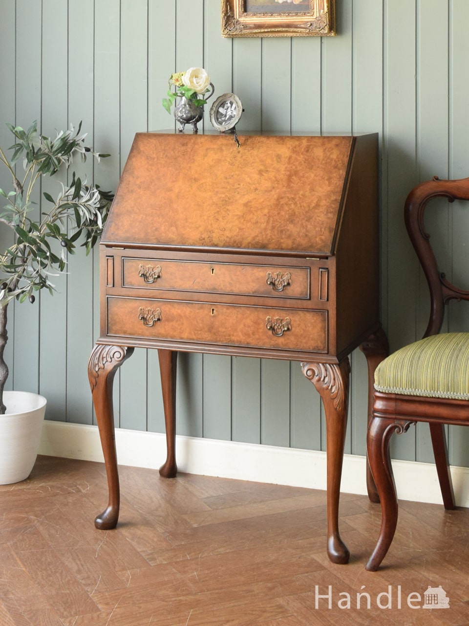 フランスらしい彫りが美しい、鍵付きアンティークビューロー（デスク