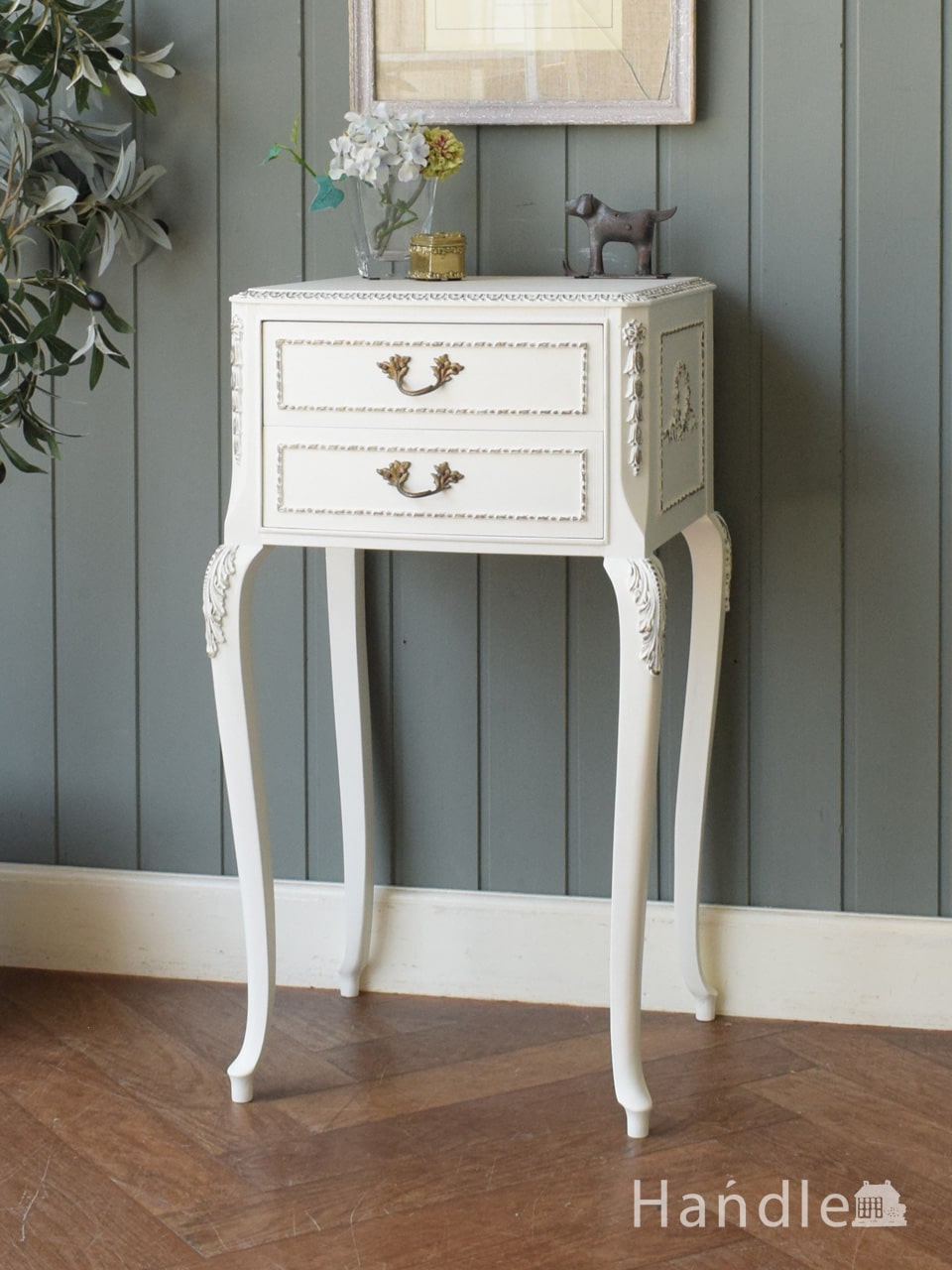 フランスアンティークの小ぶりなサイドチェスト、優雅な猫足のナイト