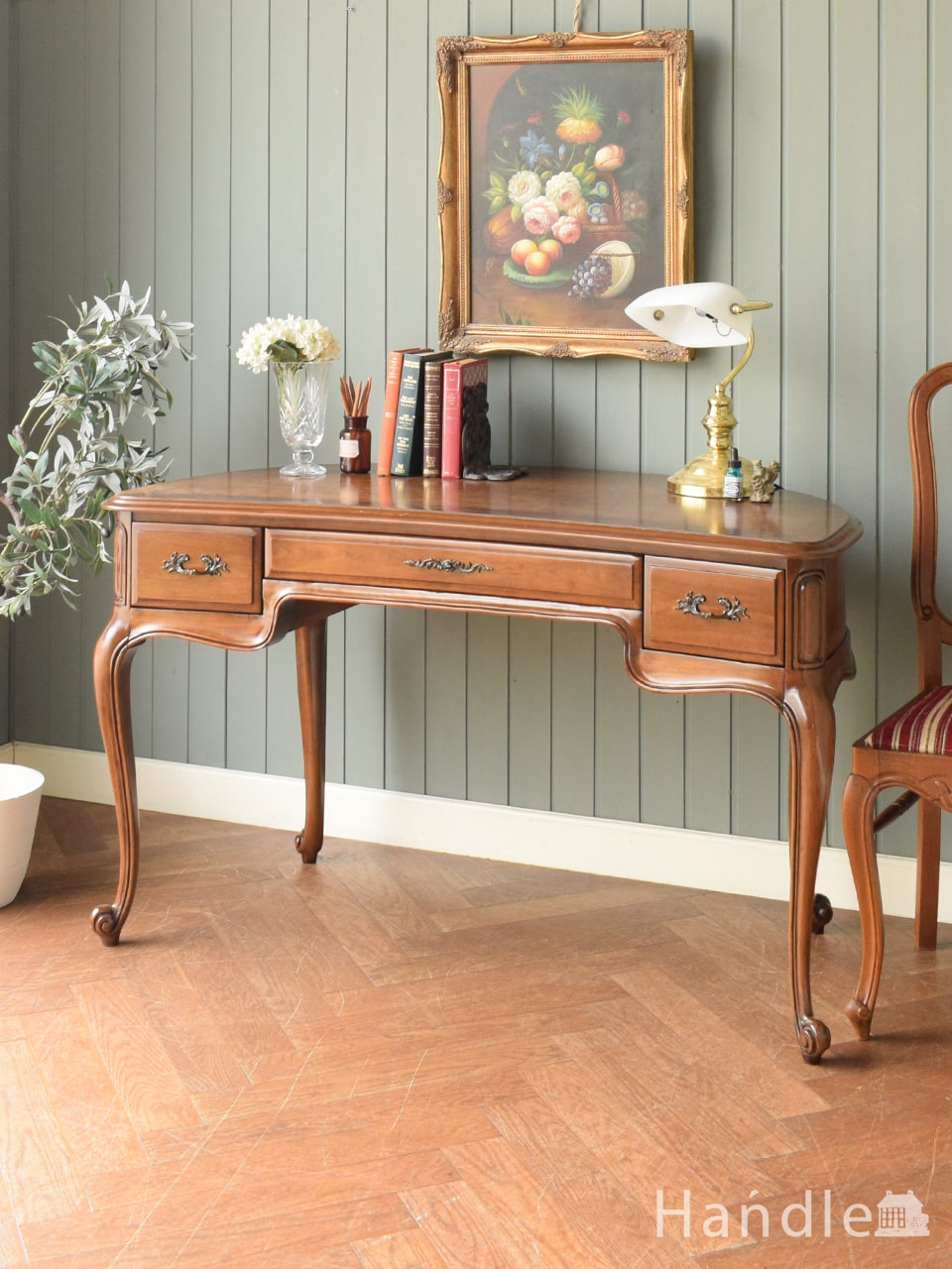 フレンチカブリオールレッグが美しい書斎机、ハーフムーン型の