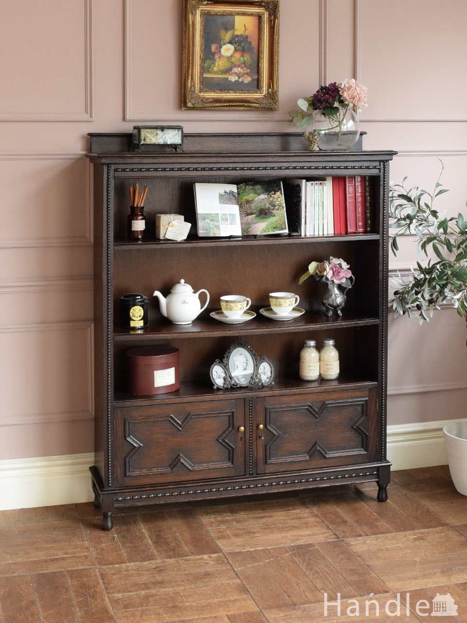 アップライドモールディングがカッコいい本棚、英国アンティークの