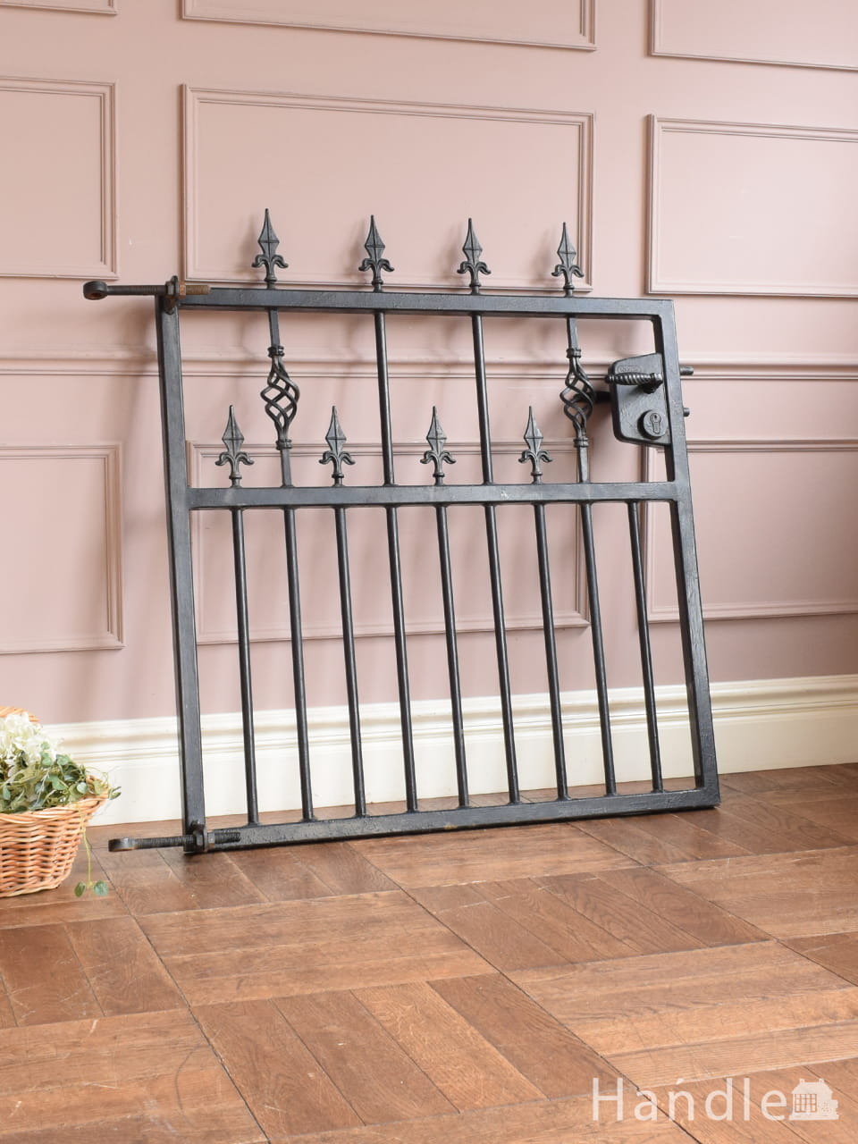 イギリスから届いたアンティークの家具、上品な雰囲気漂う実用的な