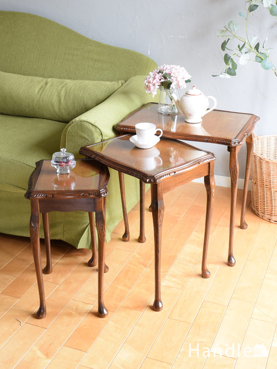 伸張式のローテーブル、ガラス天板のバタフライコーヒーテーブル(k