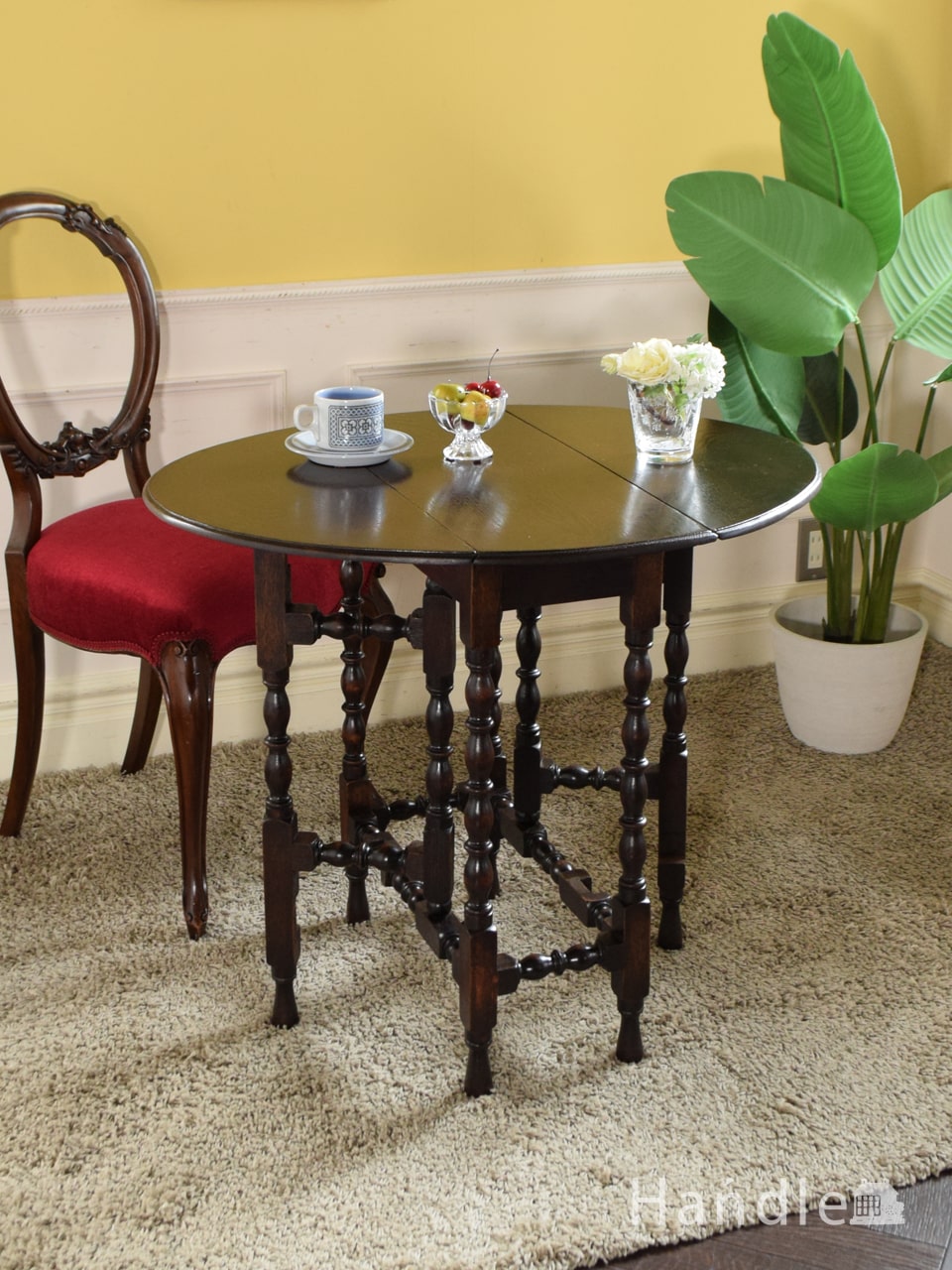 英国のアンティーク家具、マホガニー材の杢目が美しいサイドテーブル(q