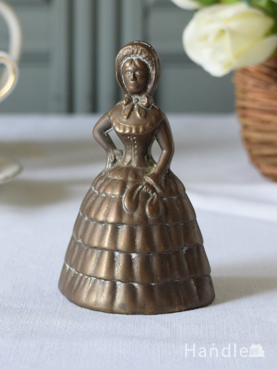 英国で見つけたアンティークの呼び鈴、スカートをはいた女性の形のベル