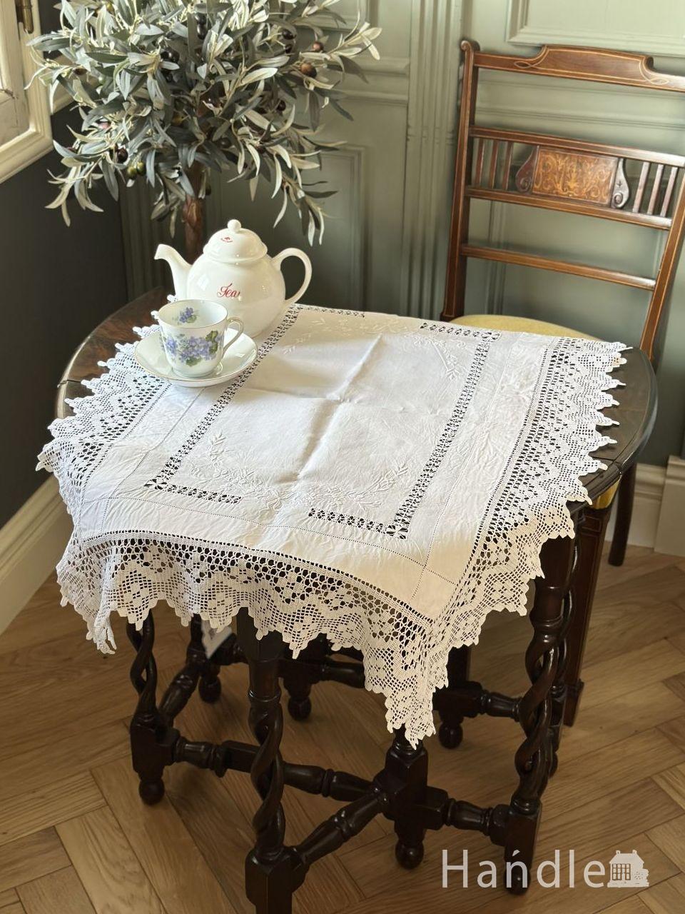 リボンの刺繍が入ったスクエア型のクロス、フランスから届いた