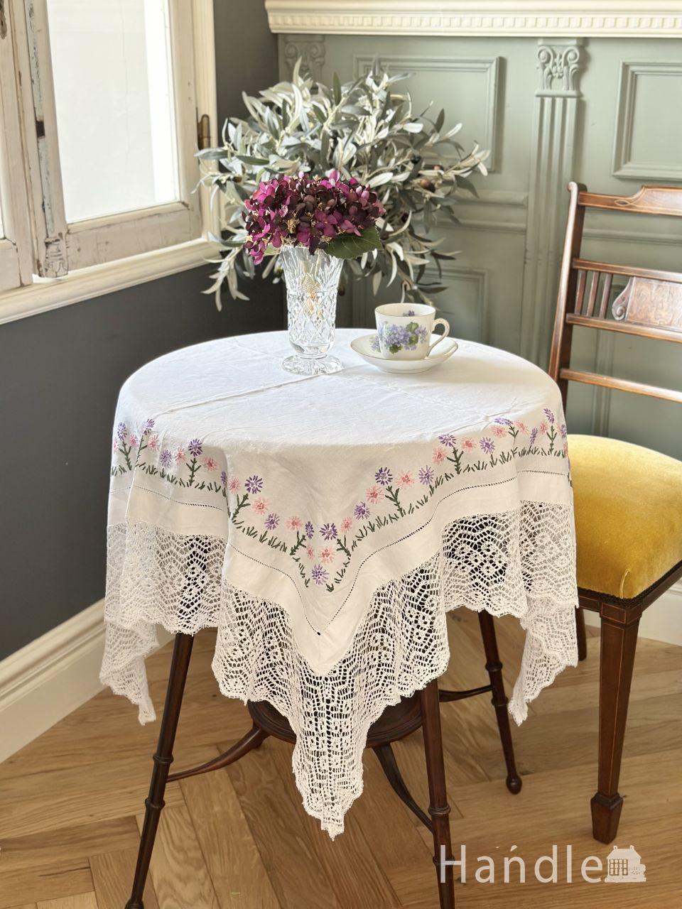 フランスから届いたアンティーク雑貨、ドロンワークレースのテーブル