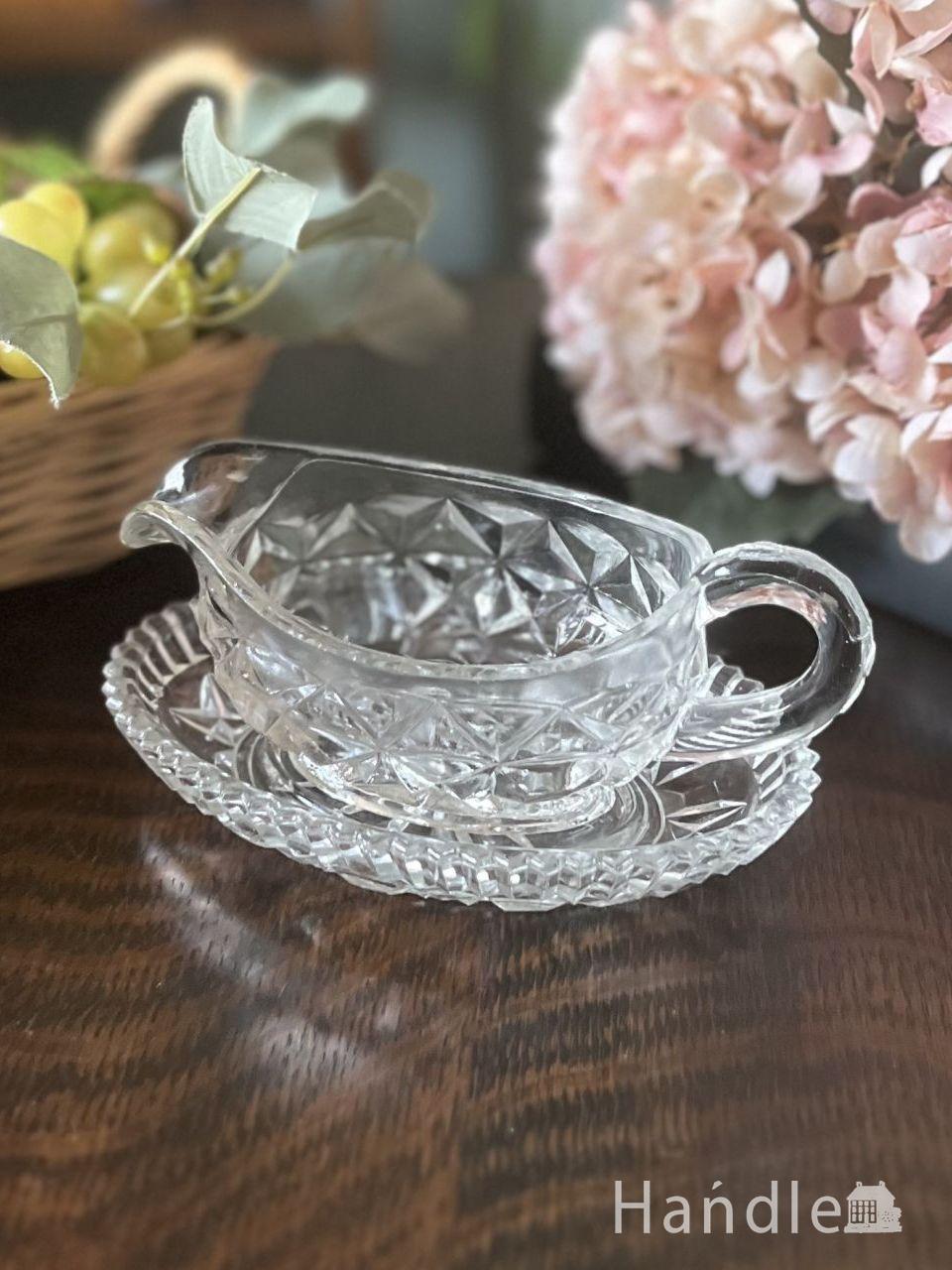 イギリスから届いた可愛いアンティークの食器、陶磁器で出来た修道士の