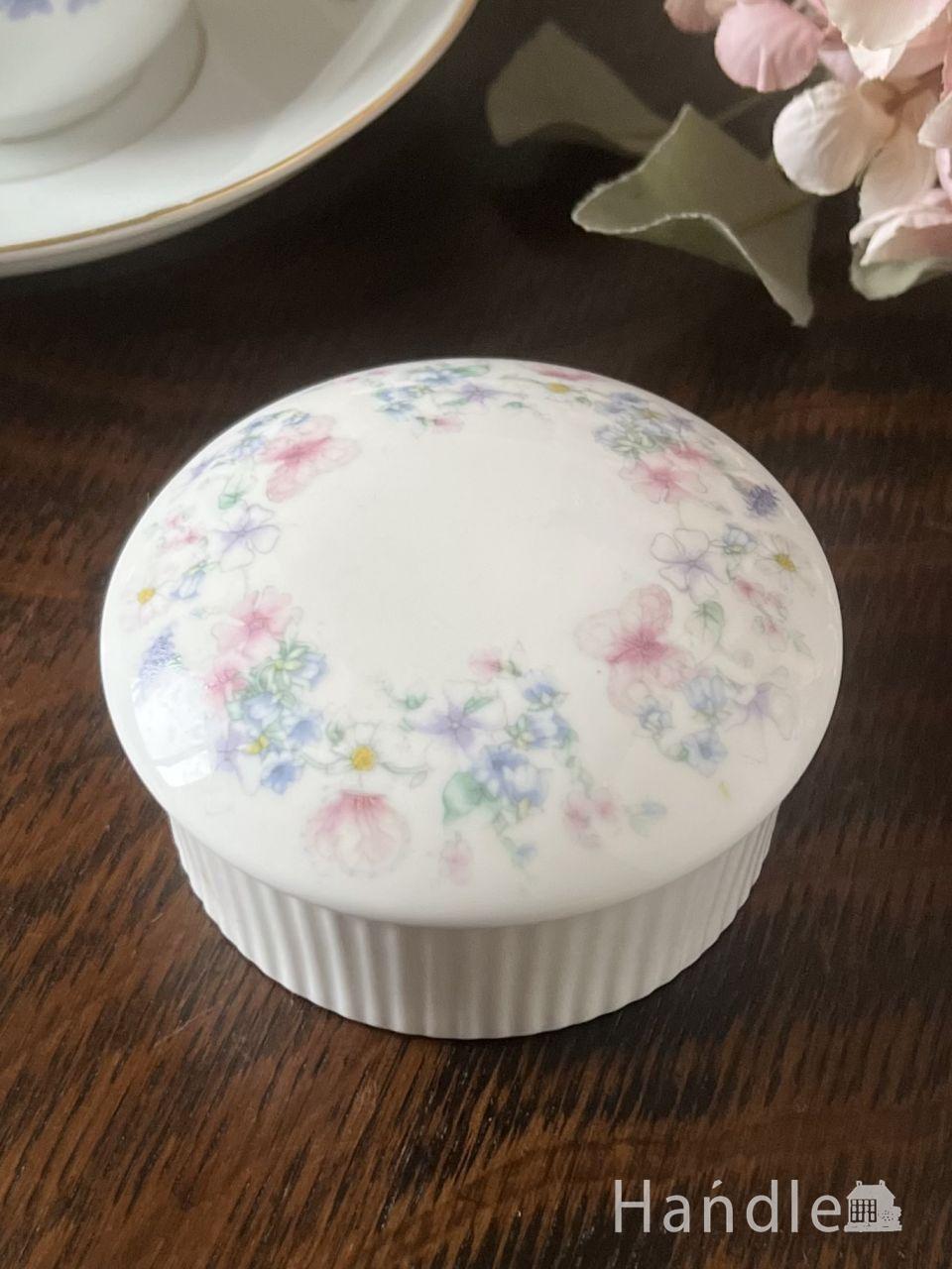 エンジェルの模様が可愛いアンティーク箱、レクタングル型のジュエリー