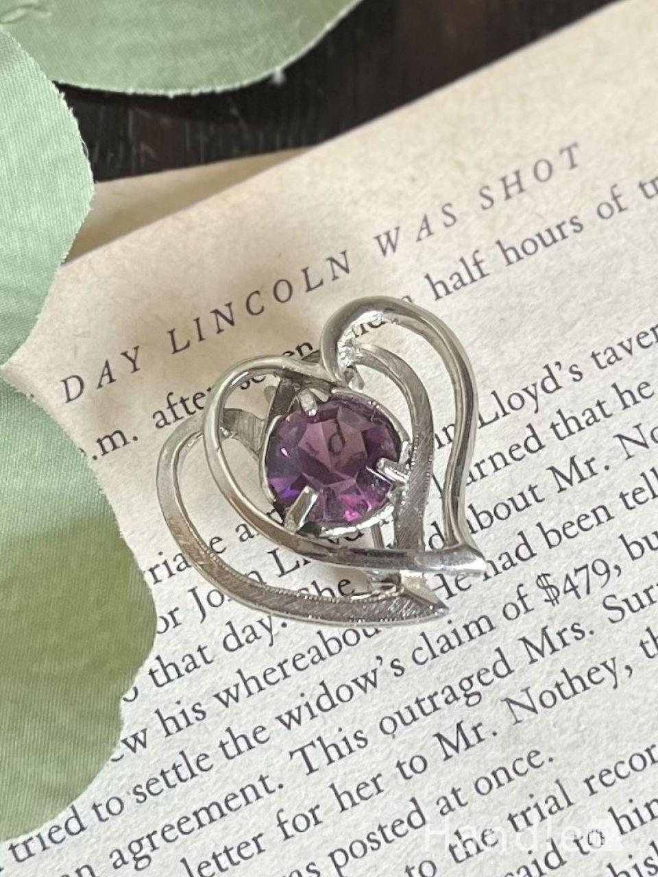 ハートの形が可愛いビンテージアクセサリー、パープル色の石が輝く
