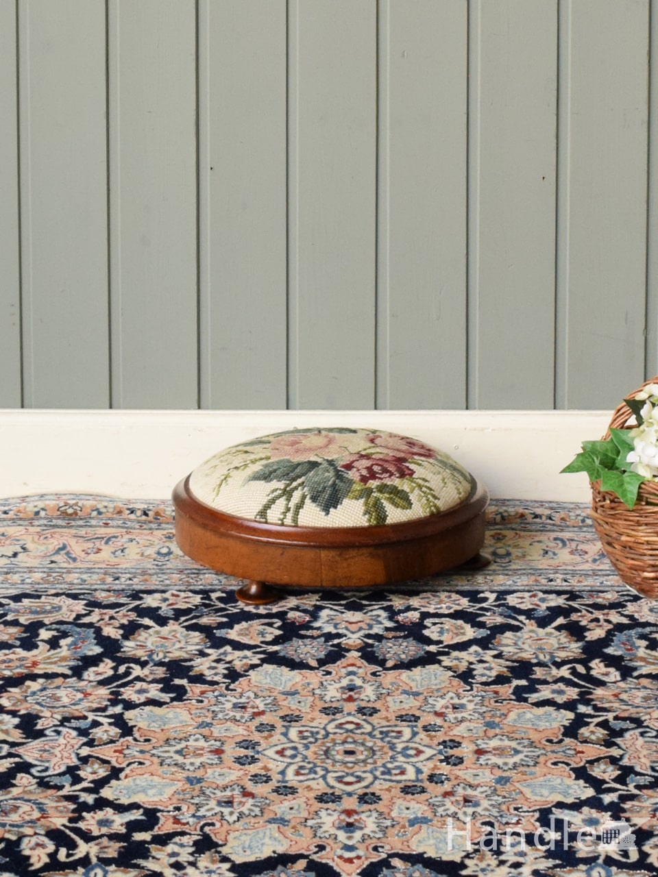 イギリスから到着したアンティークスツール、ツイストが美しいフット