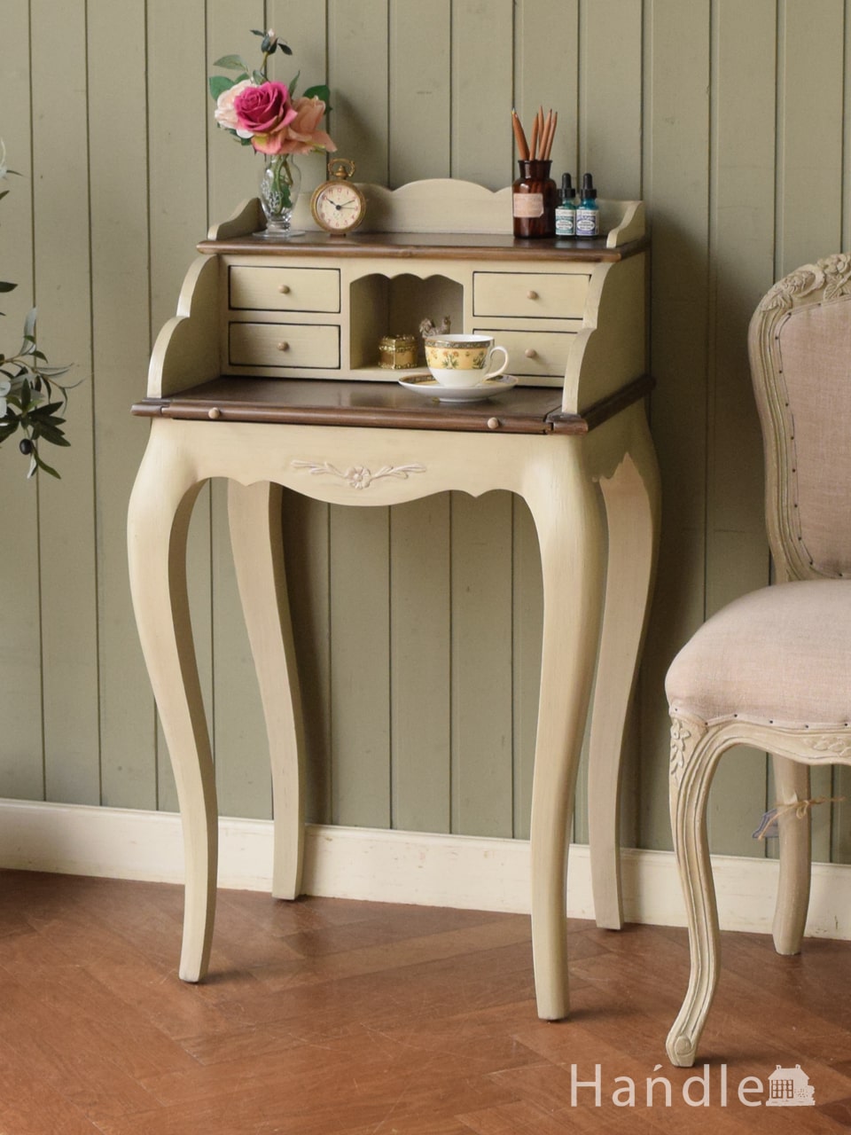 アンティーク調のツートーン仕上げの家具、シャビーシックな猫脚の