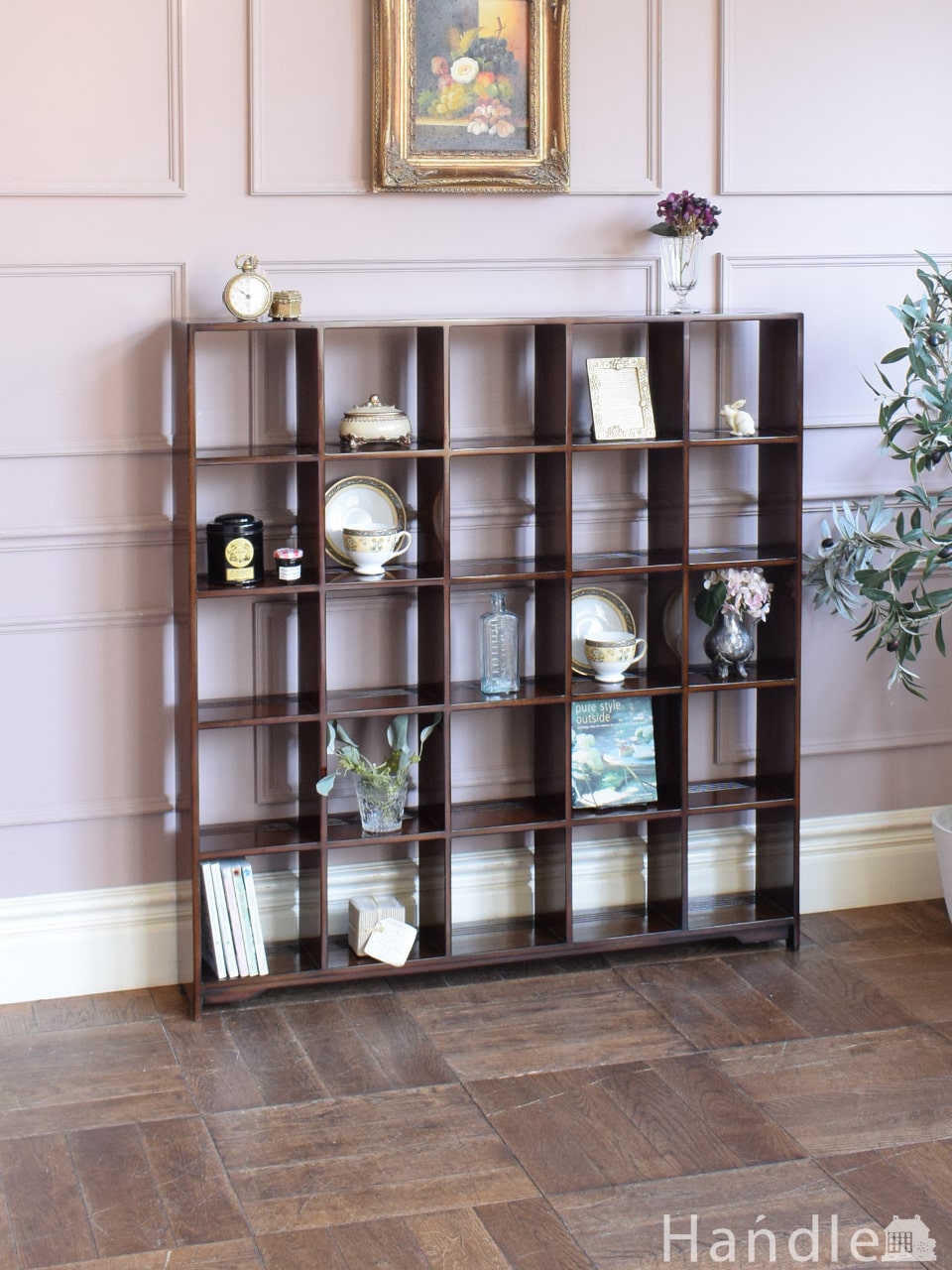 アイアンの曲線が美しい、アンティーク風のガラス天板のティーテーブル