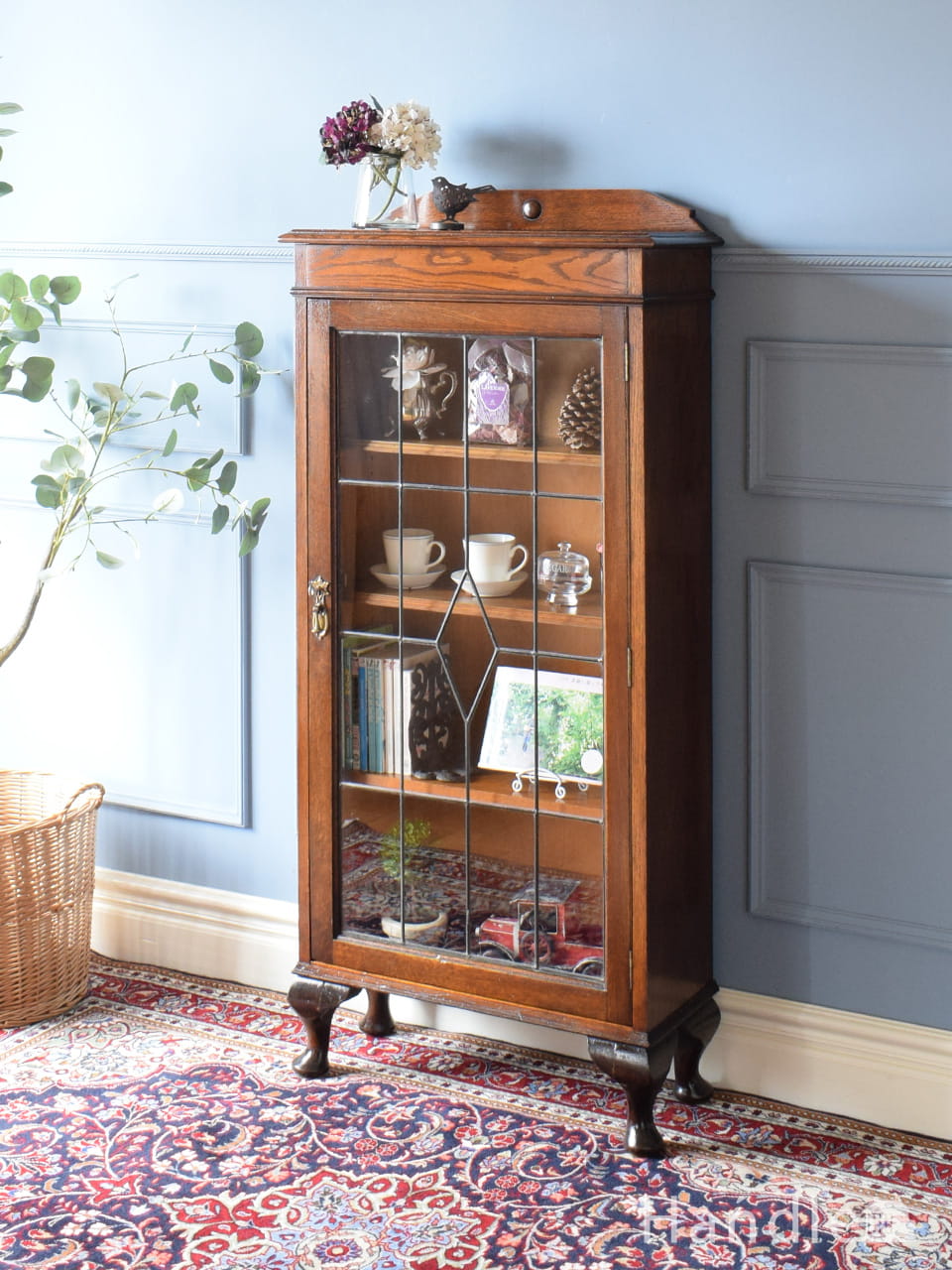 フランスから届いた豪華なアンティークの家具、猫足の優雅なガラス扉