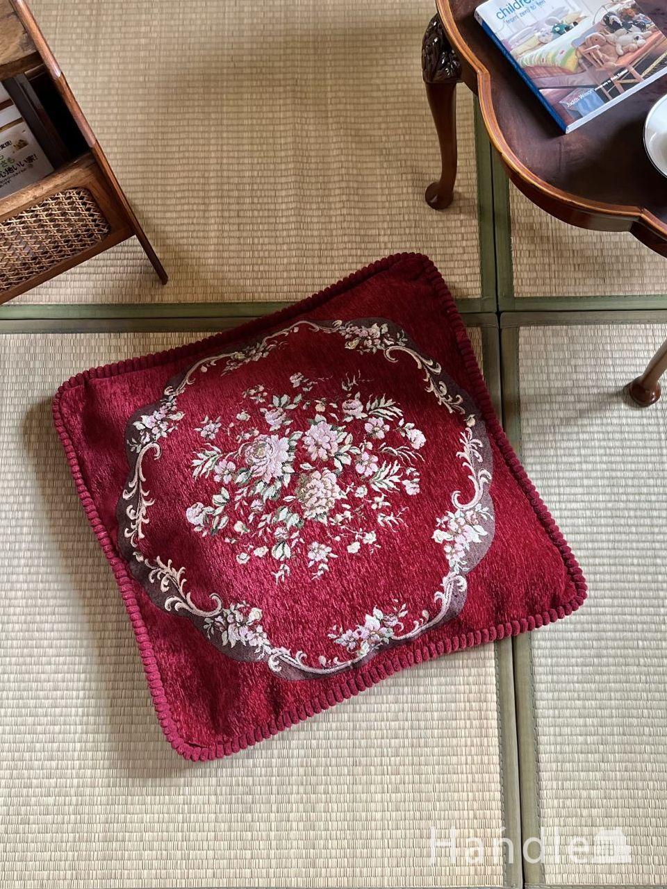 プチポワン調のおしゃれな座布団カバー、花柄の刺繍が華やかな赤い
