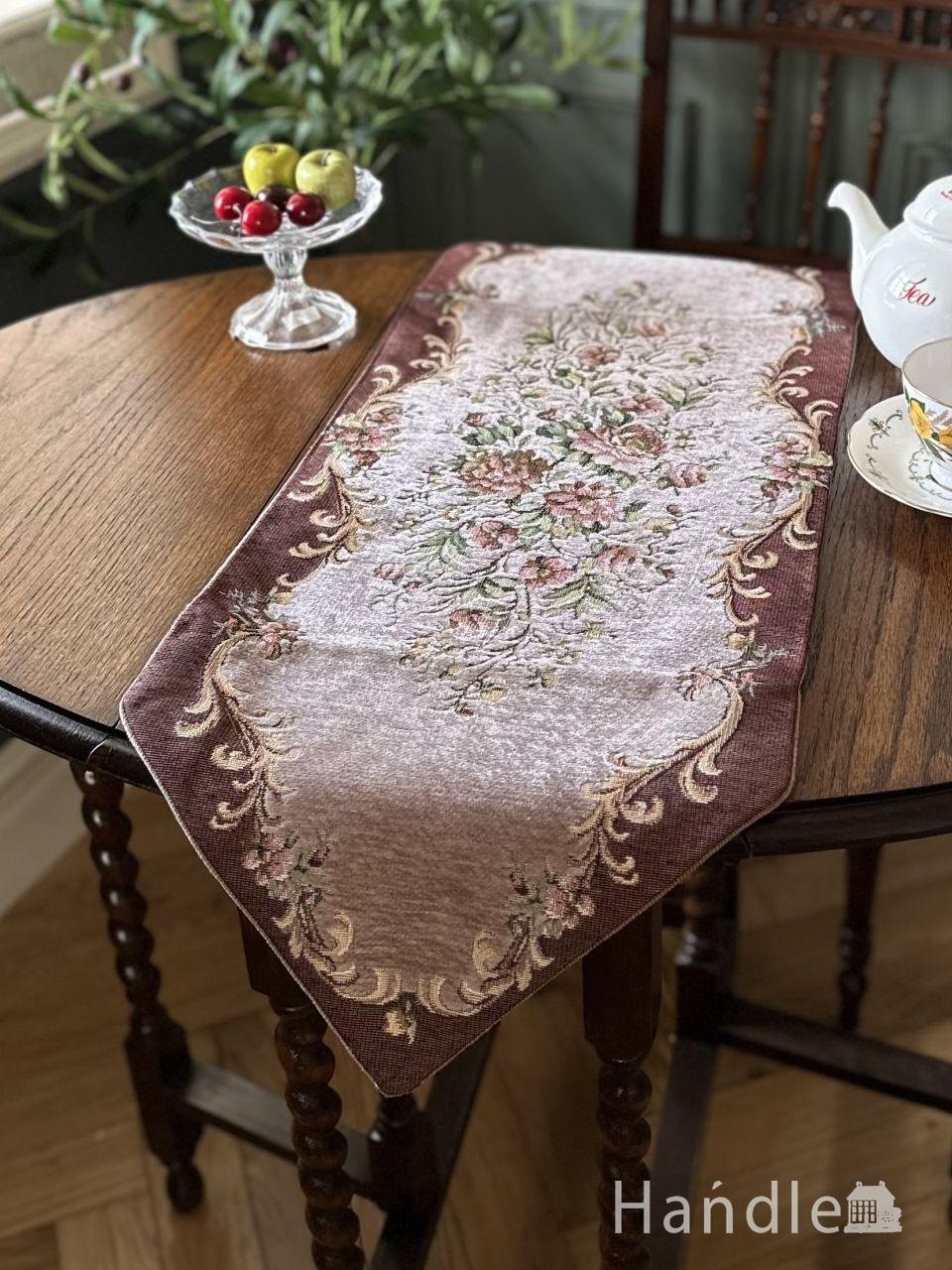 プチポワン調の刺繍が入ったミニサイズのランナー、花柄の刺繍が華やか