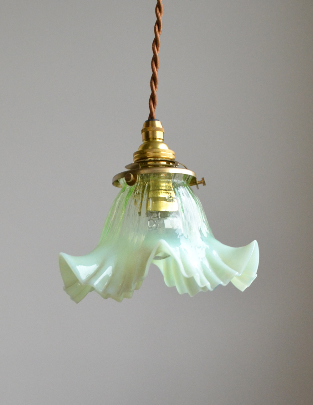 ヴァセリンガラスを使ったシェードの照明、アンティークペンダント