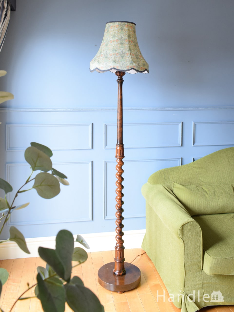 ツイストが美しい英国アンティークの照明器具、フロアランプ（B22