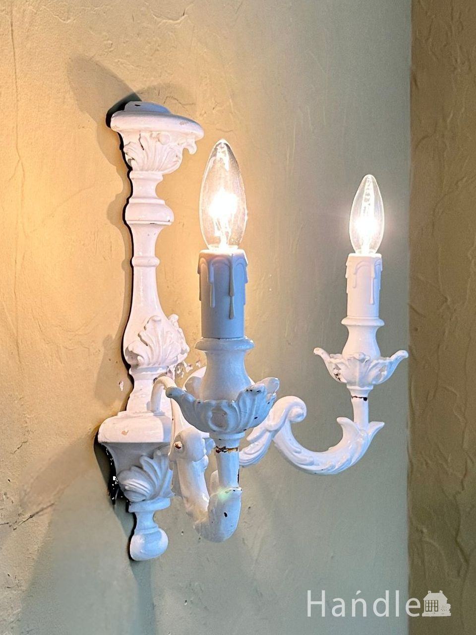 可愛いフリルのガラスシェードが付いたウォルナット材の伸長式壁付け