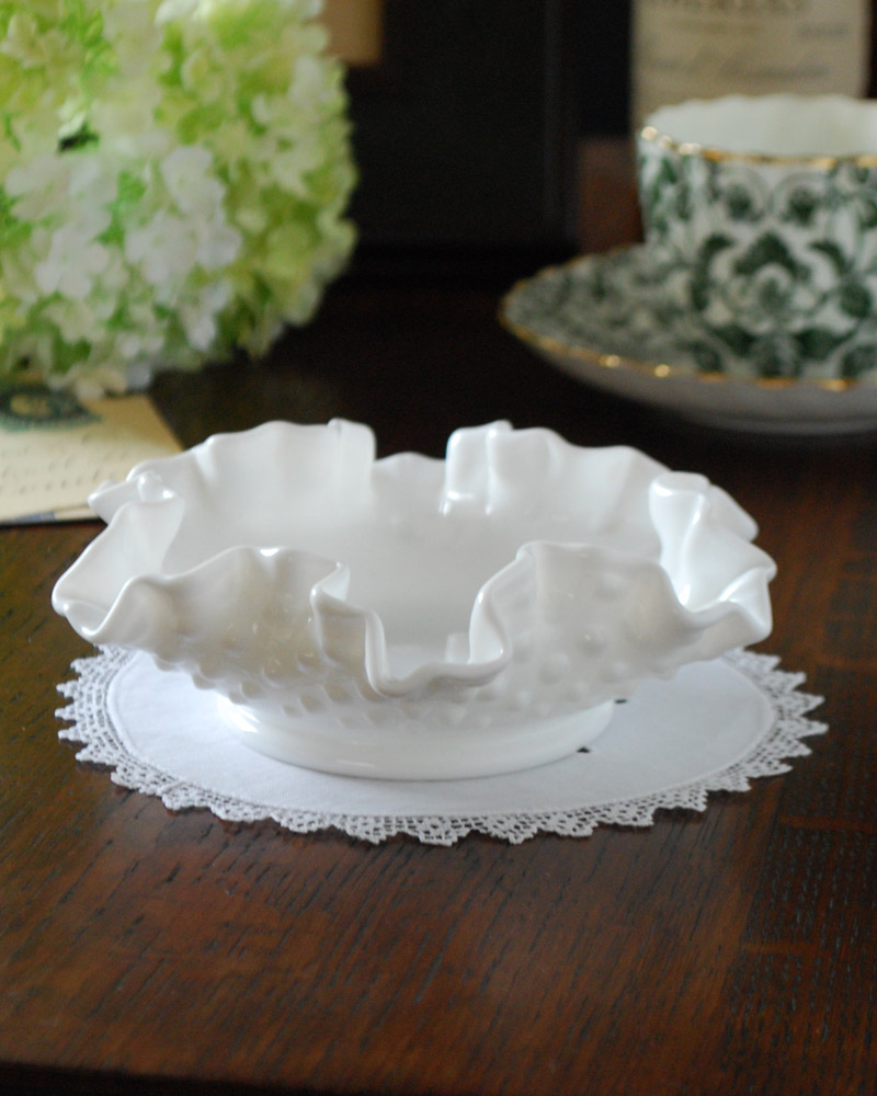 豪華なフリルが可愛い、アンティークミルクガラスボウル(m-1638-z