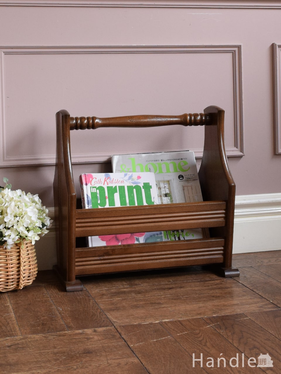 雑誌や新聞の収納、サイドテーブルにもなるアンティークのマガジン