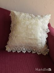 プチポワン調のおしゃれなクッションカバー、花柄の刺繍が華やかな