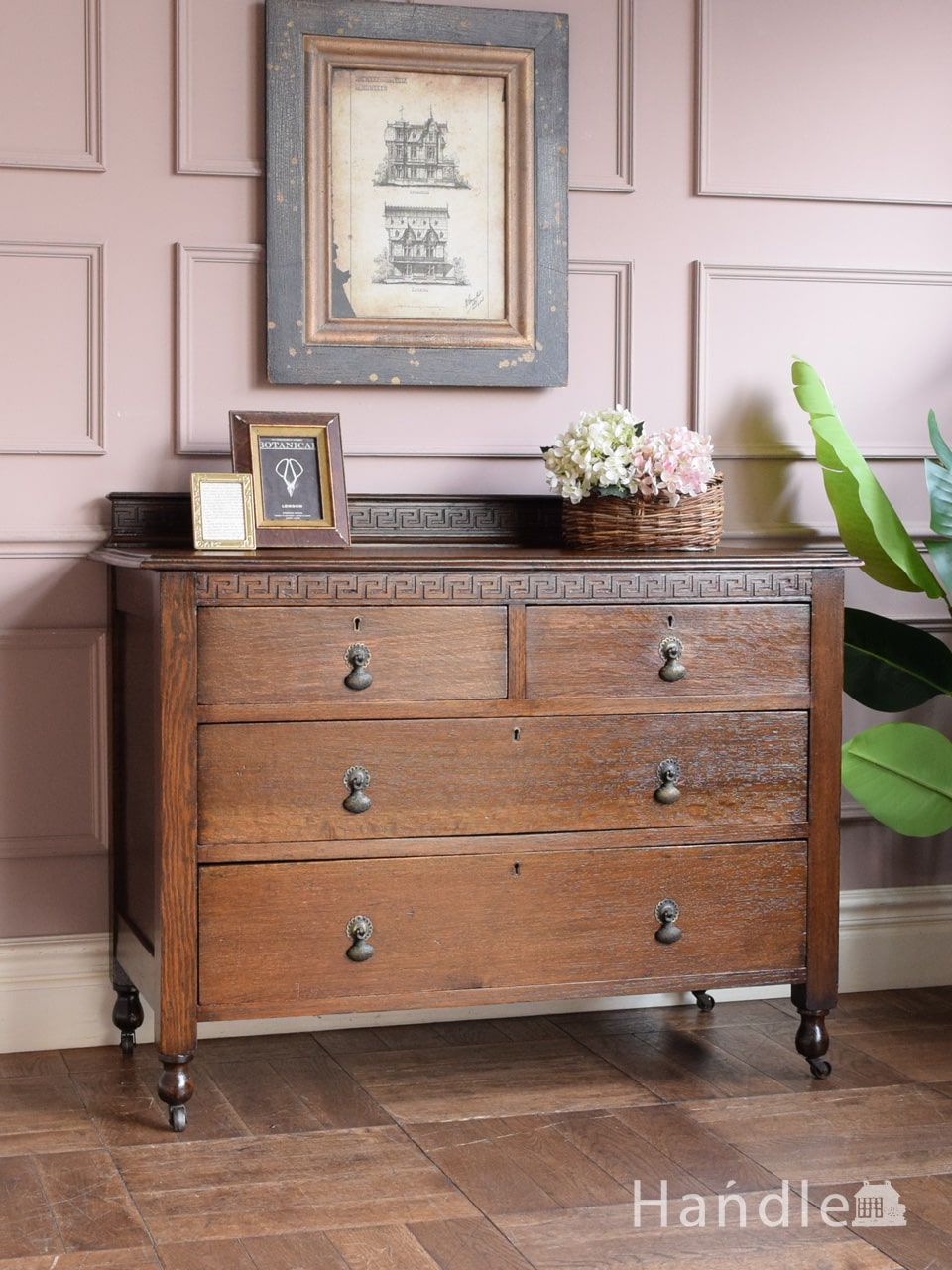 キレイなアンティーク家具、取っ手も美しい南仏スタイルの3段フレンチ