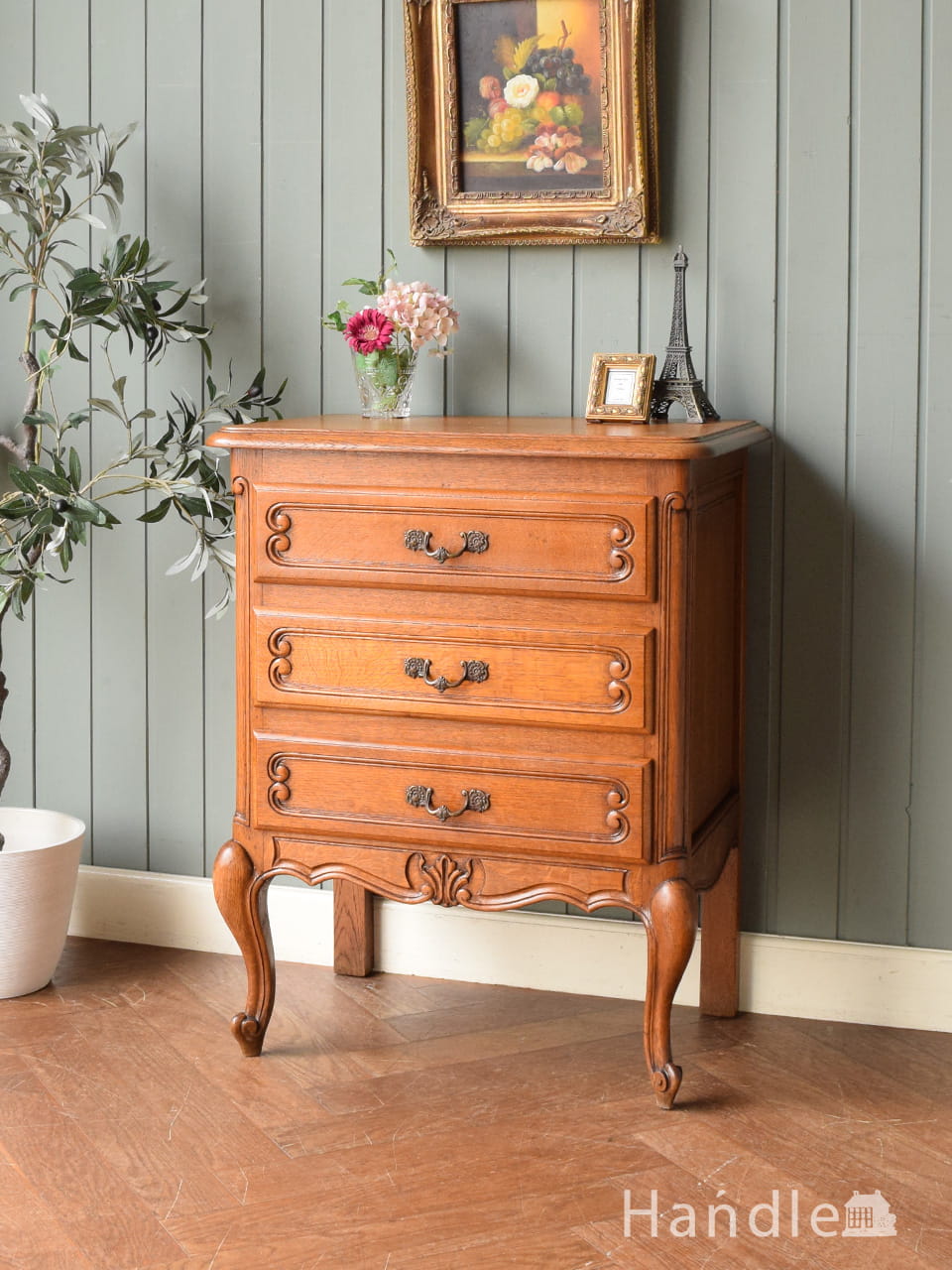 フランスから届いたアンティークのチェスト、たっぷり収納できる優雅な