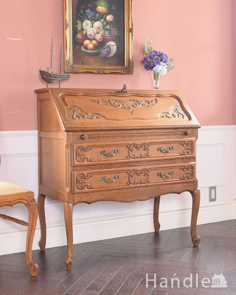 フランスらしい彫りが美しい、鍵付きアンティークビューロー（デスク