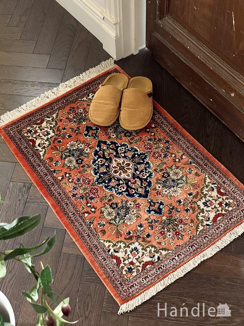 シルク織りの可愛い模様の玄関絨毯、クムのおしゃれなビンテージ絨毯(m