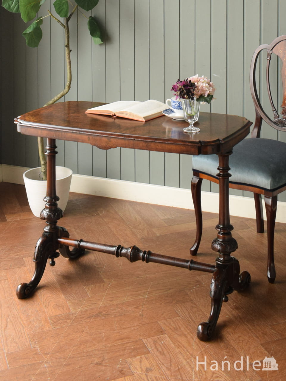 天板を開くと収納が！美しすぎるイギリスのアンティークオケージョナル