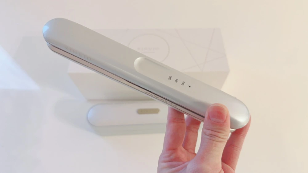 絹女の新作コードレスヘアアイロンを口コミ評価！旧作との違いも美容師