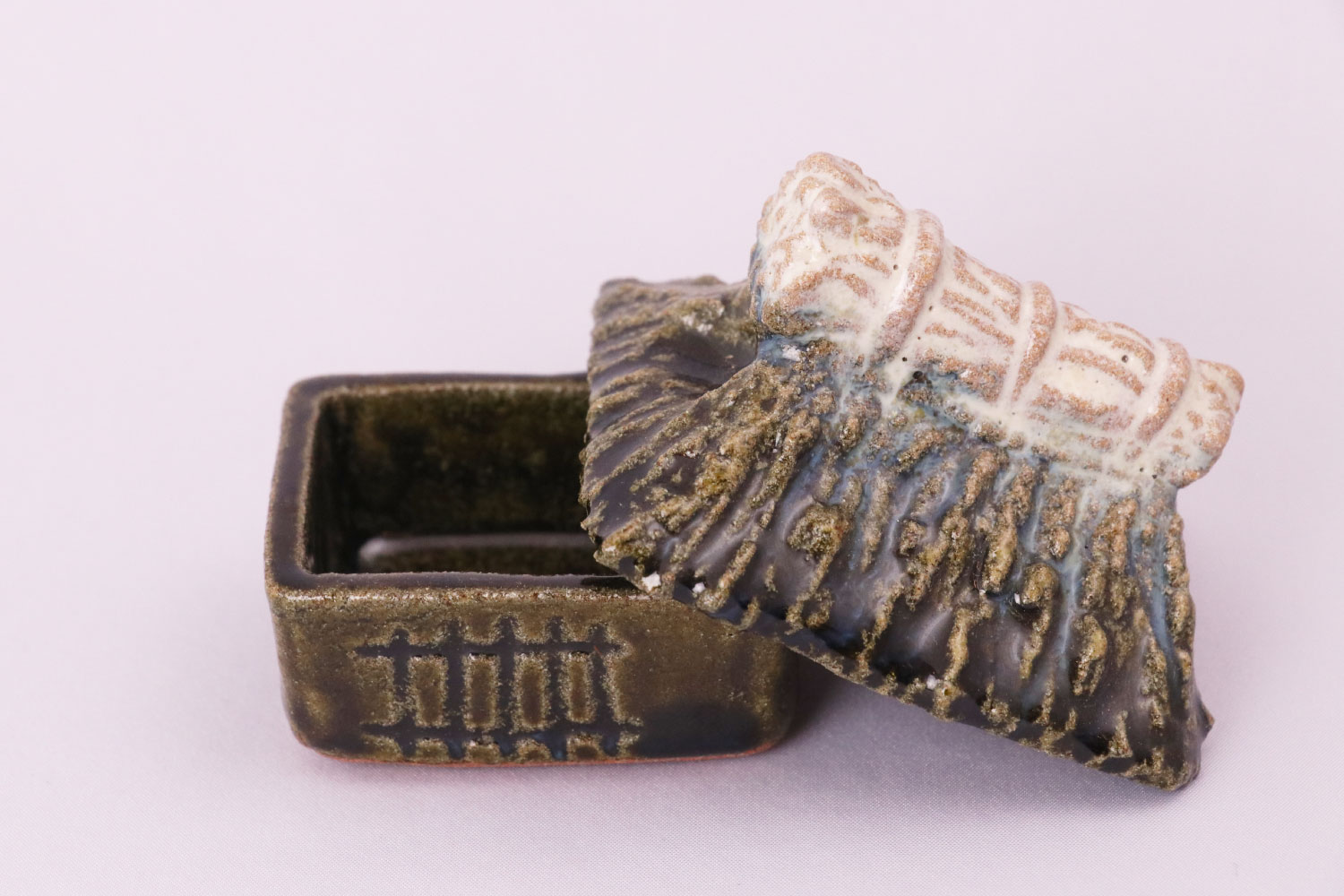 唐津葛屋香合 | 土師窯 Hajigama 八児紫石 Yachigo Shiseki