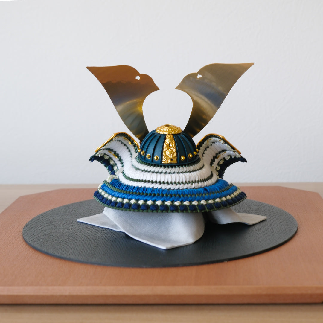 献上手染友禅之兜飾り【京錦】 京錦兜 コンパクト五月人形 – 晴れと暮らす