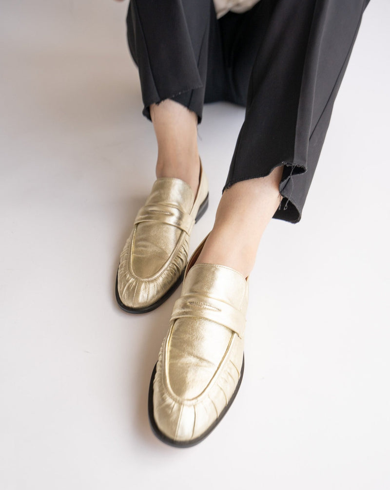 LOUISE GOLD レイン対応ローファー ゴールド - HENRI EN VARGO (ヘンリ