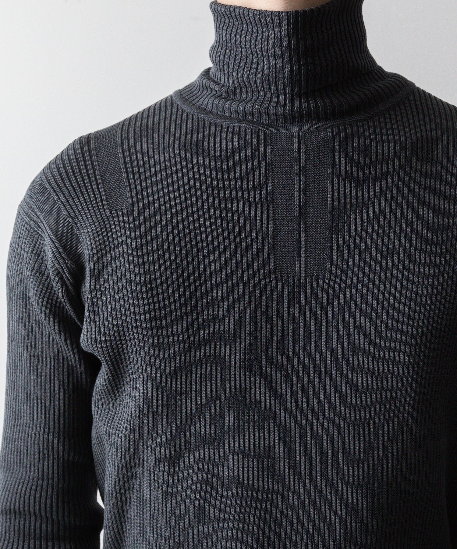 SUBLATIONS / サブレーションズ】TURTLENECK RIB KNIT - CHARCOAL