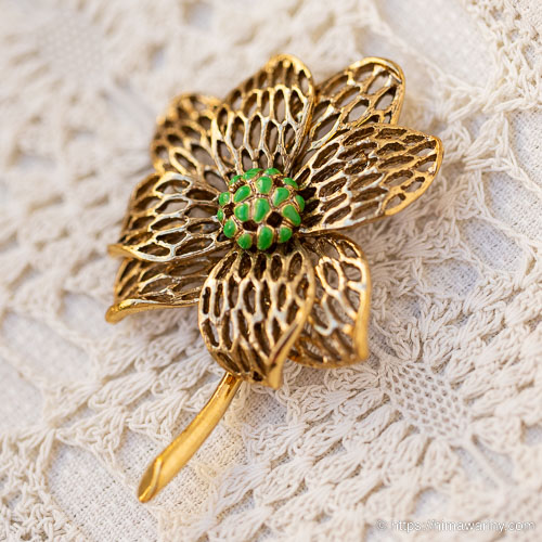 Monet モネ-レーシー・ゴールド・フラワー・ヴィンテージ・ブローチ