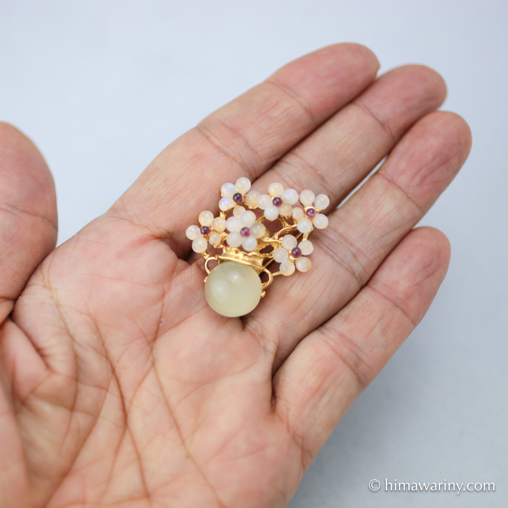 Swoboda スワボダ-天然石-ムーンストーンとガーネットの花束