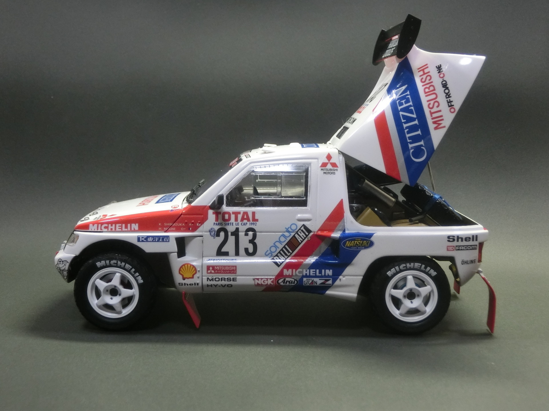 タミヤ1/24 三菱パジェロ「パリ～ル・カップ」 制作記 14: 日の丸航空