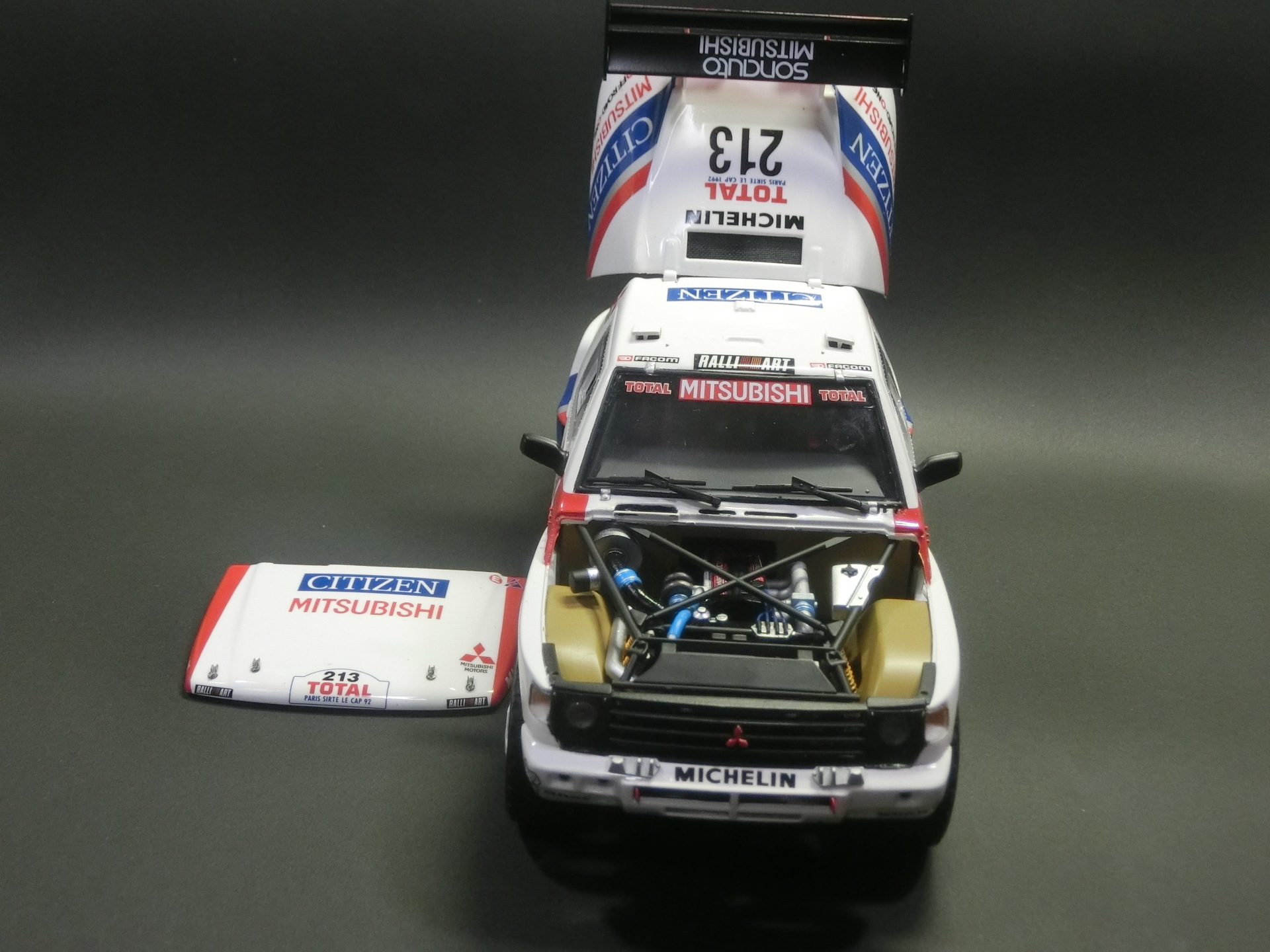 タミヤ1/24 三菱パジェロ「パリ～ル・カップ」 制作記 14: 日の丸航空