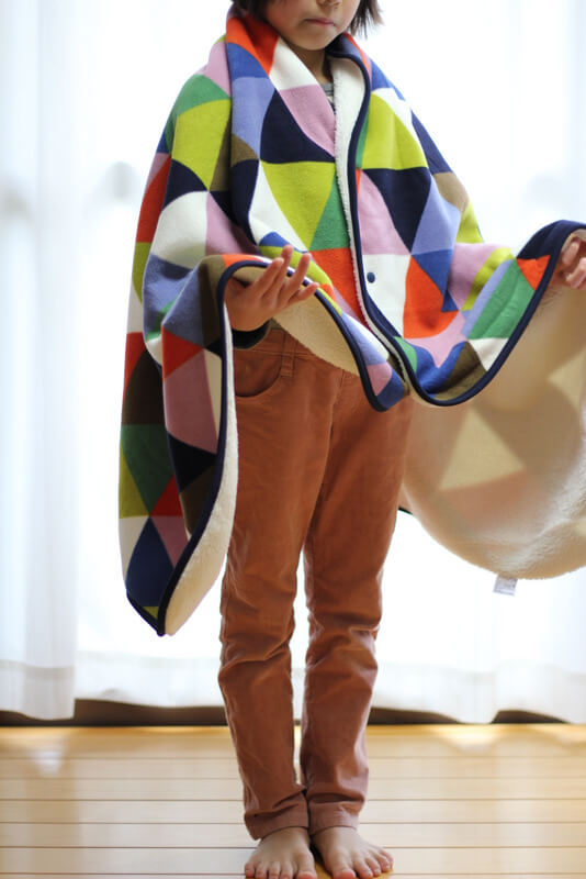 ひざ掛けポンチョ「ユニクロイームズフリースブランケット」が暖かくて